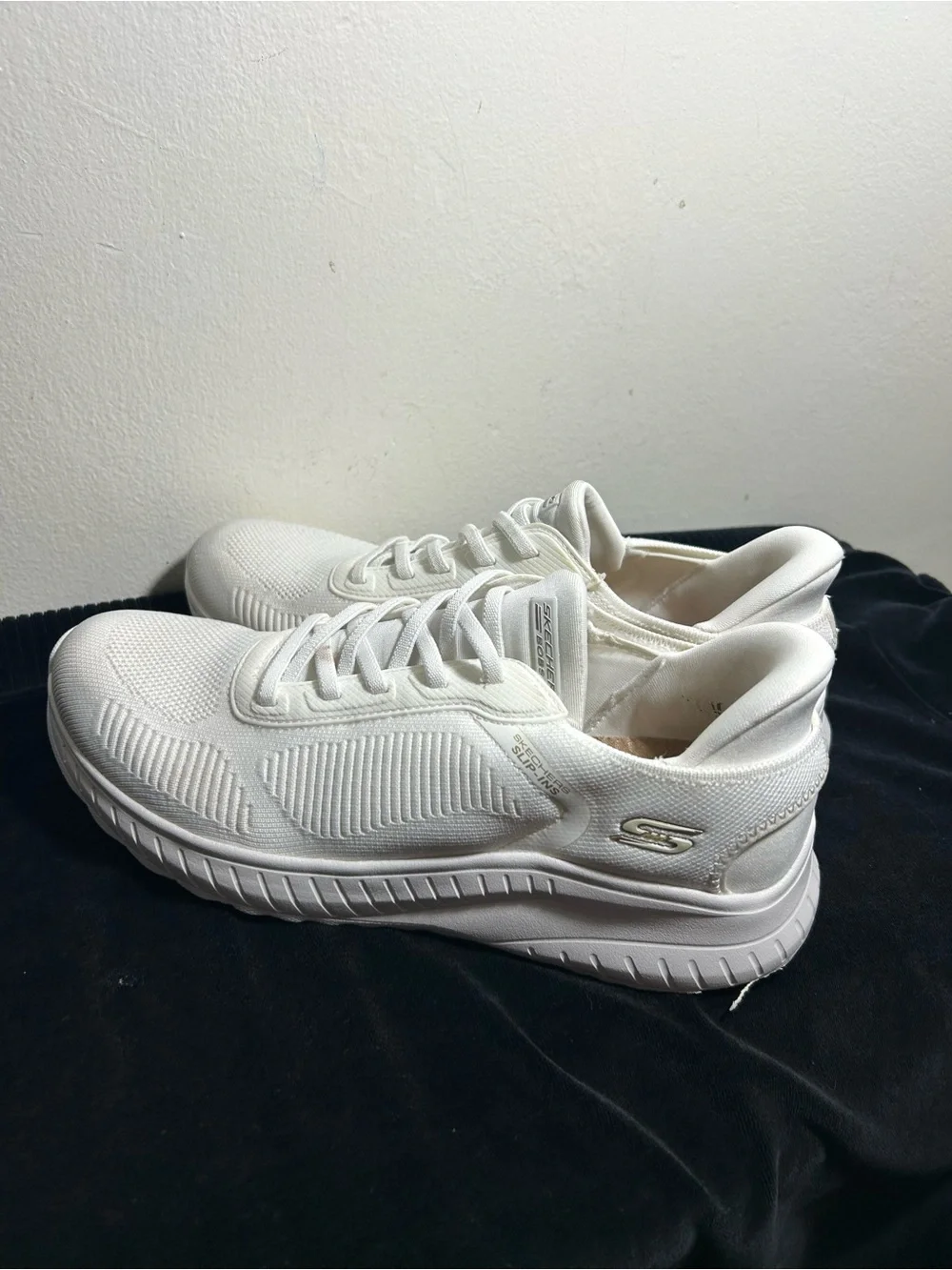 Bob’s Skechers slip in White Knit Sneakers light comfort sz 10